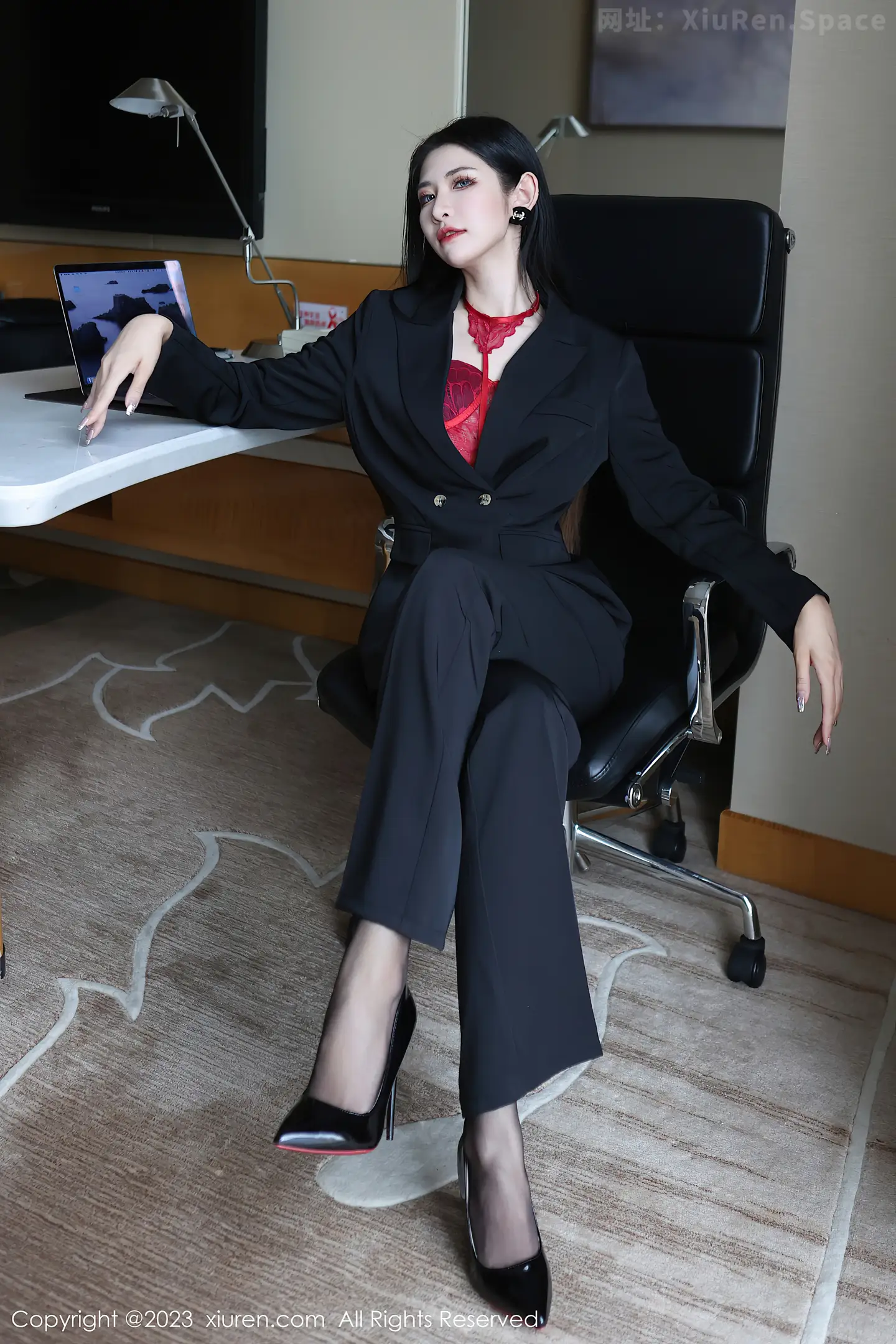 图片[3]-[XiuRen秀人网] 2023.03.13 VOL.6402 依娜Yina 黑色西服与红色蕾丝内衣加黑丝美腿性感私房写真集-秀人网官方网站